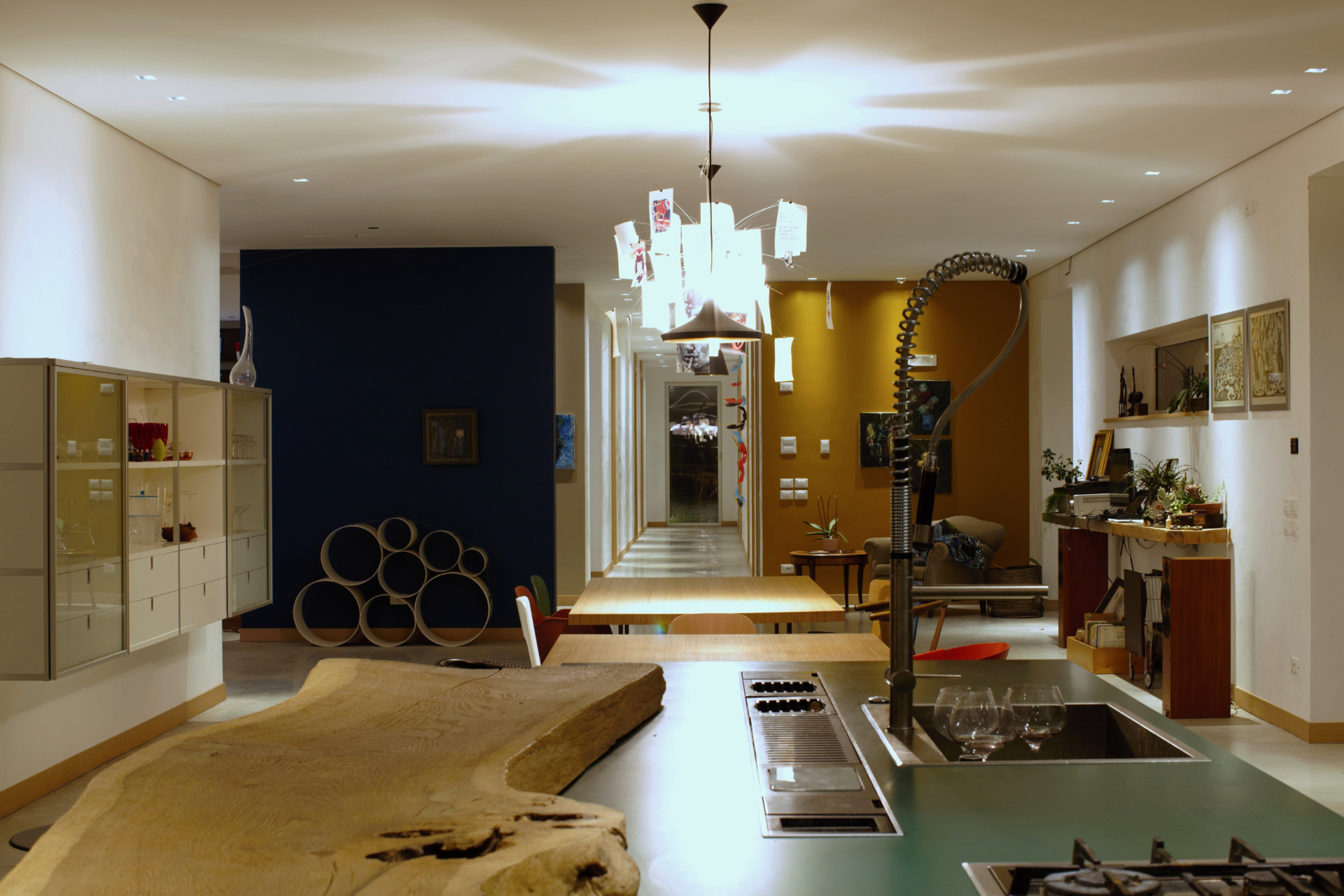 Living con ampie vetrate di Casa Nava a Udine, location per content creator