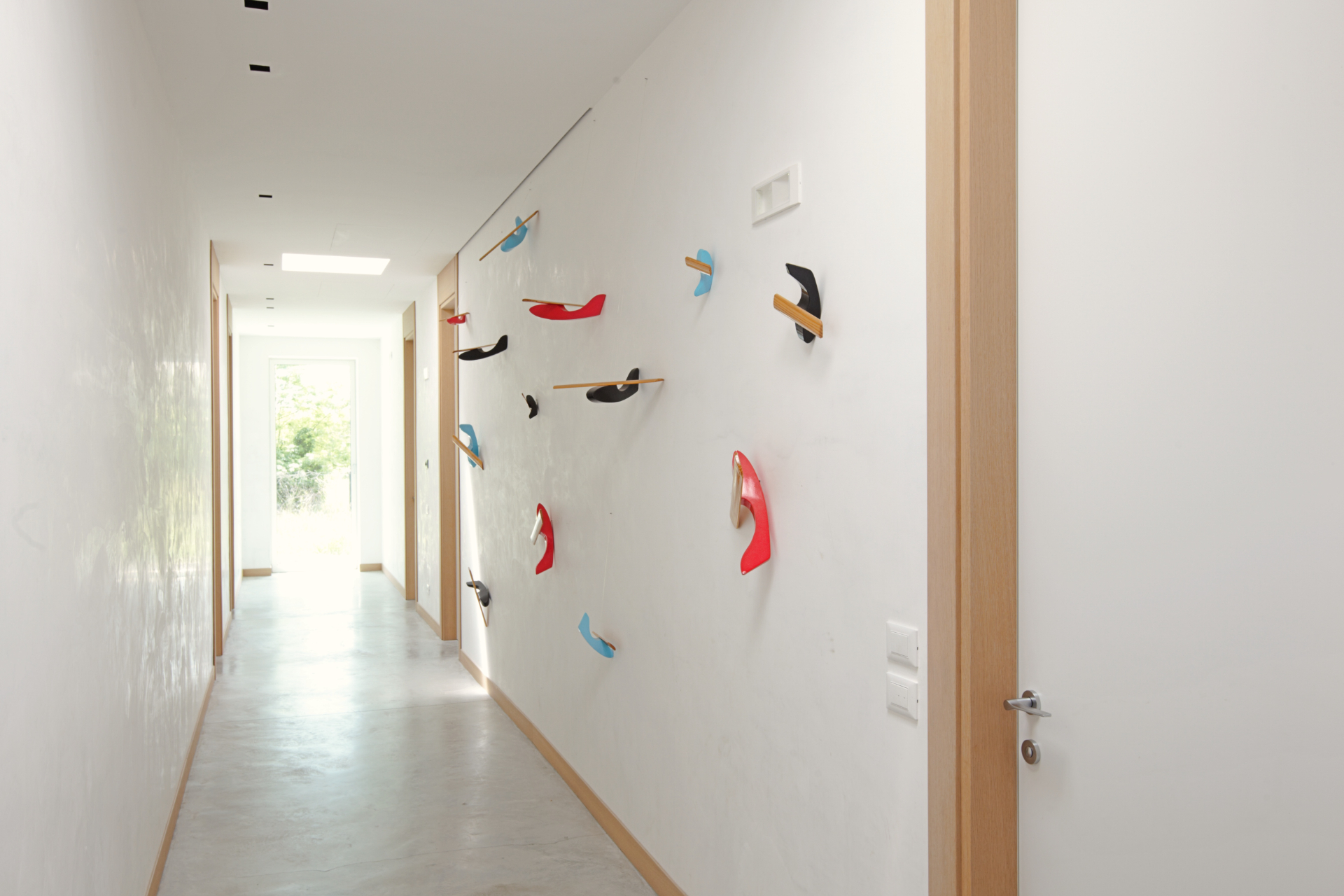 Living con vetrate di Casa Nava, location per videoclip musicali in Friuli