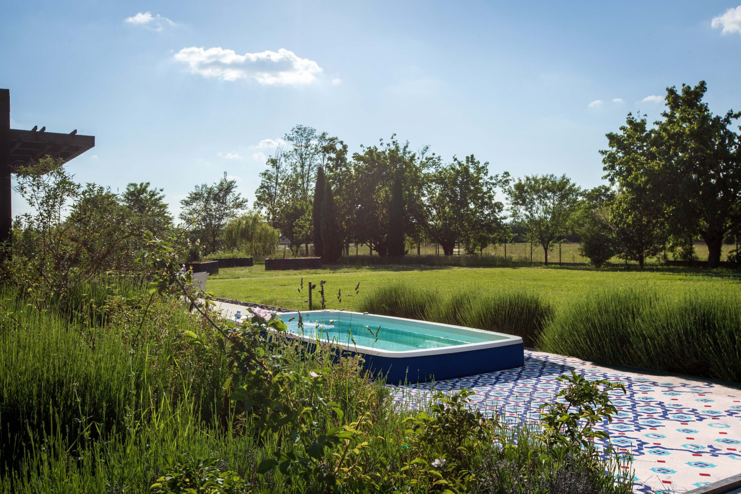 Piscina e giardino di Casa Nava, location con piscina per shooting a Udine