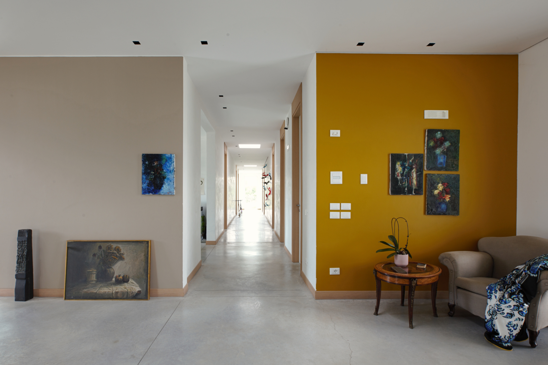 Set design per shooting: sedute e vetrate nel living di Casa Nava