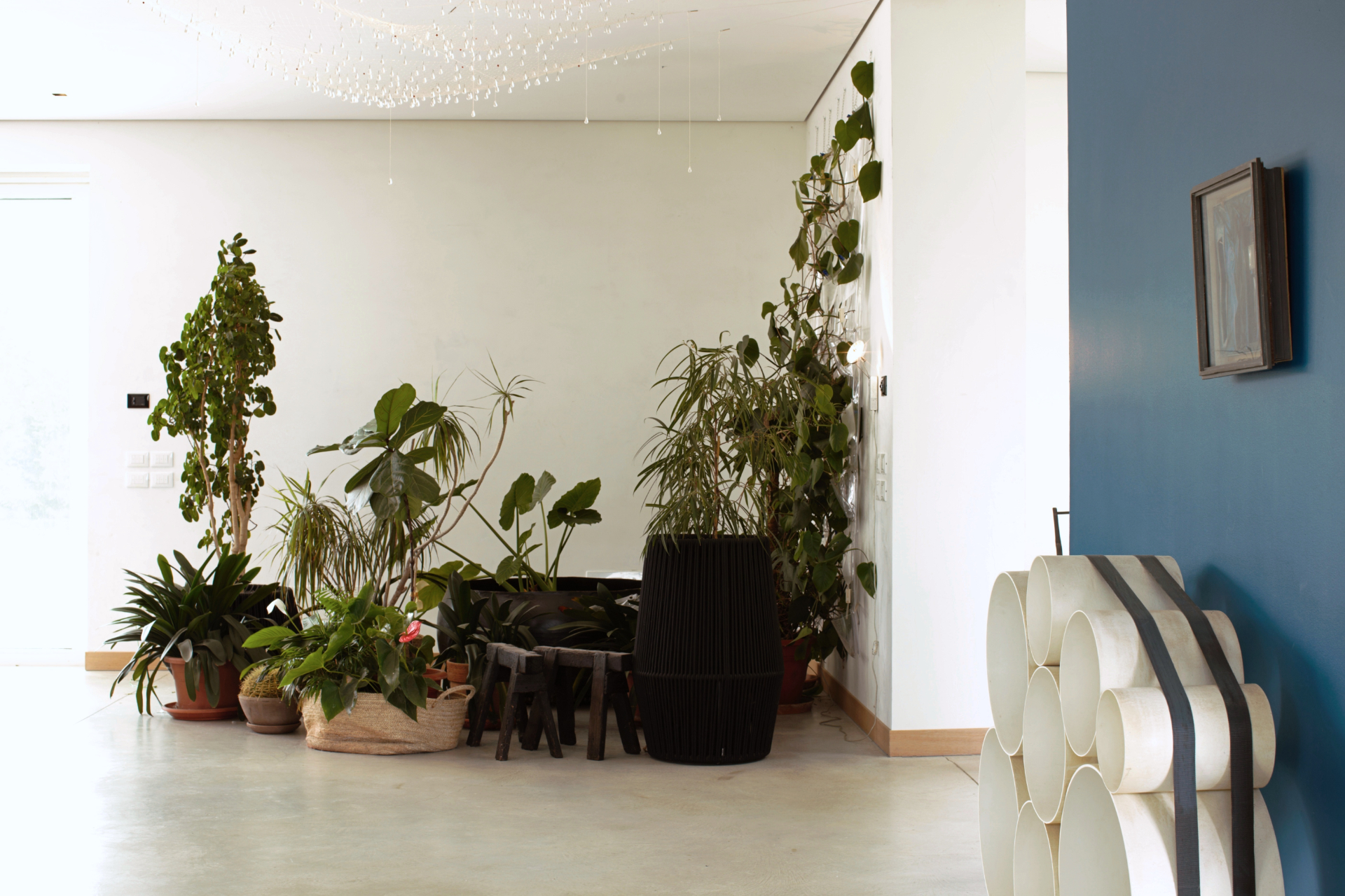 Seduta e pavimento del living di Casa Nava, location per shooting tessili casa